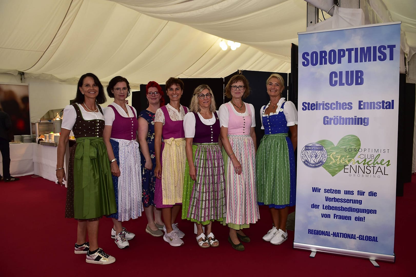 Soroptimistinnen bewirten Teilnehmer*innen der Ennstal Classic bei strömendem Regen in Gröbming